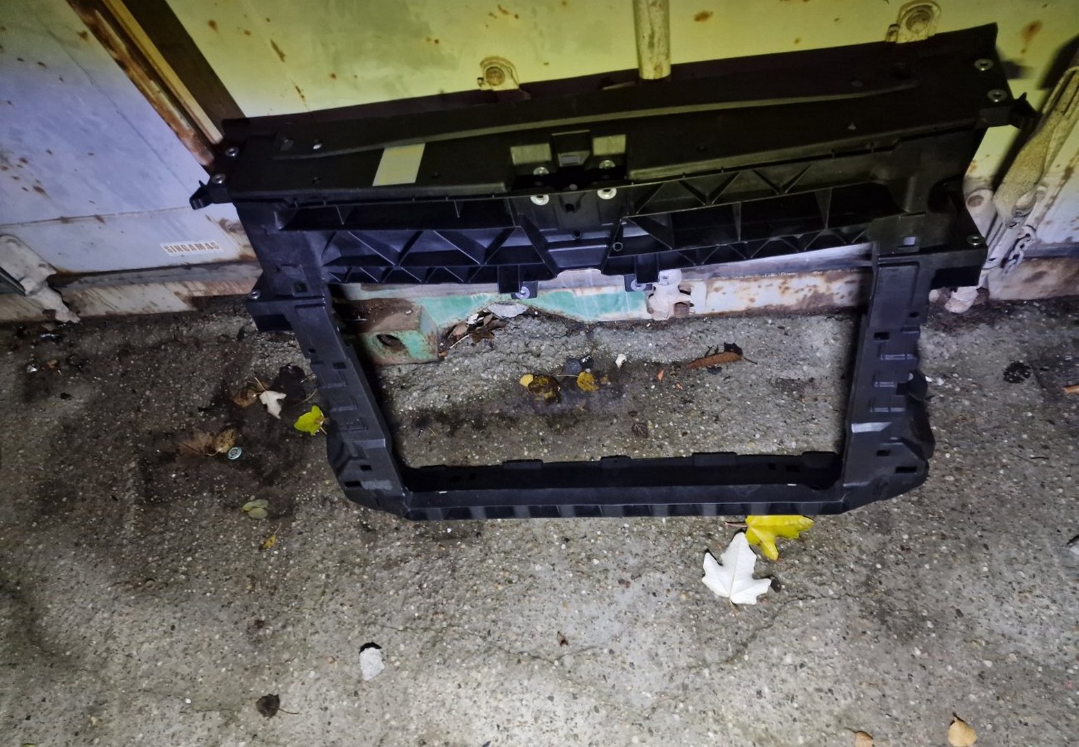 Foto von VW Caddy IV  Schlossträger Frontmaske  für VW Bus Ersatzteil