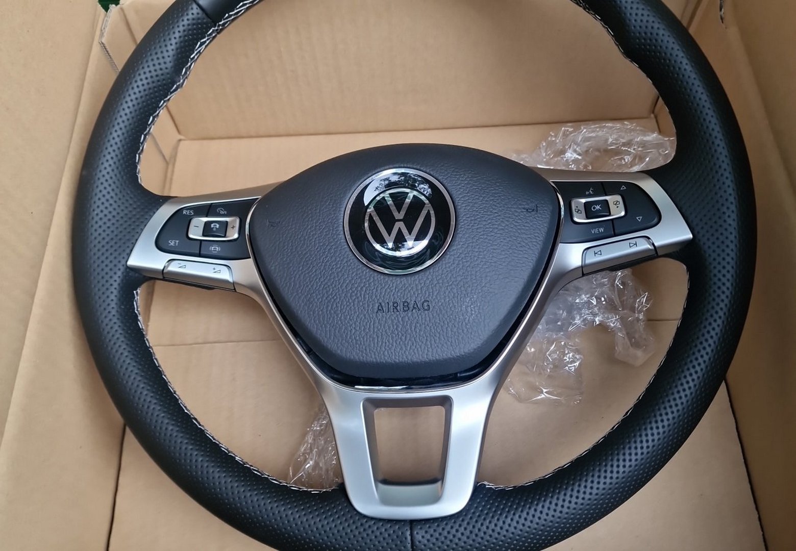 Foto von VW T6 MFL Multifunktion Lederlenkrad komplett  für VW Bus Ersatzteil