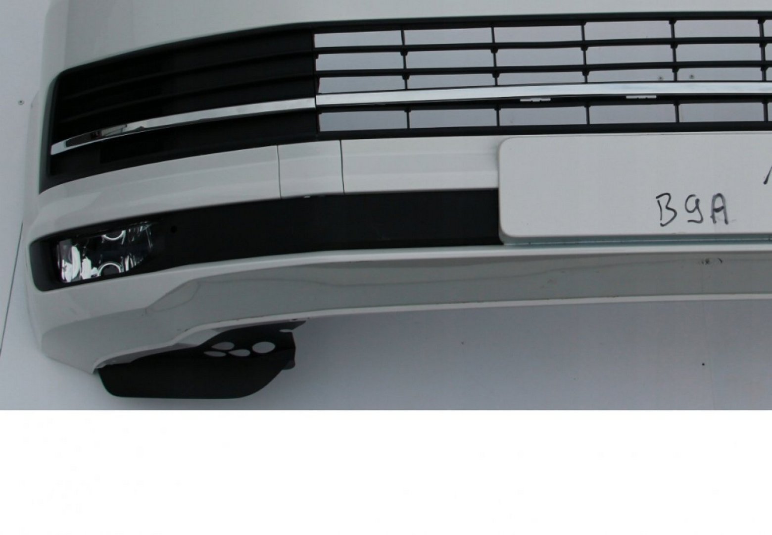 Foto von VW Bus T6 Multivan Stoßstange Stoßfänger BUMPER KOMPLETT LB9A Candyweiß  für VW Bus Ersatzteil