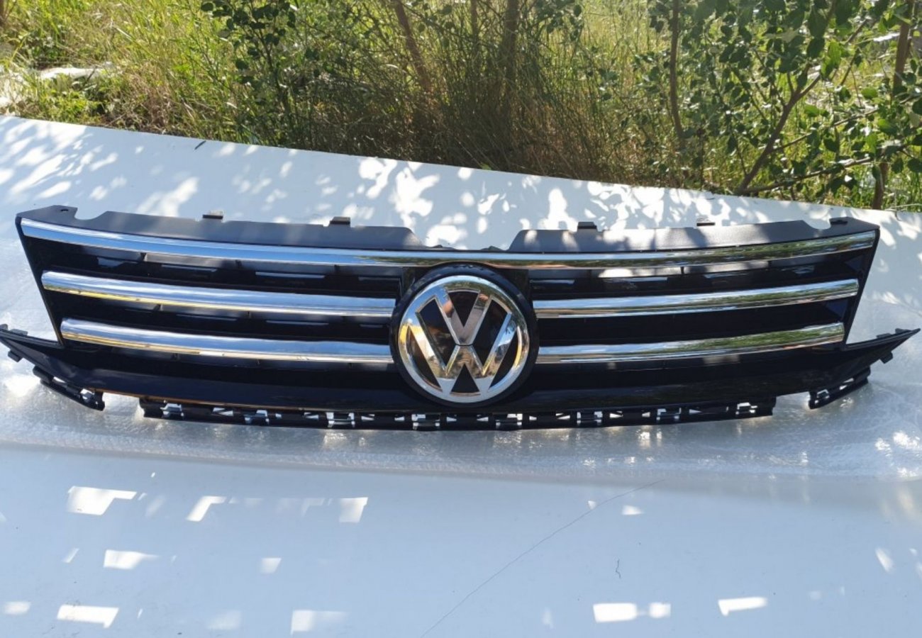 VW T6 Highline Kühlergrill – Original Gebrauchtteil mit Chromleisten für Modelle ab 2015