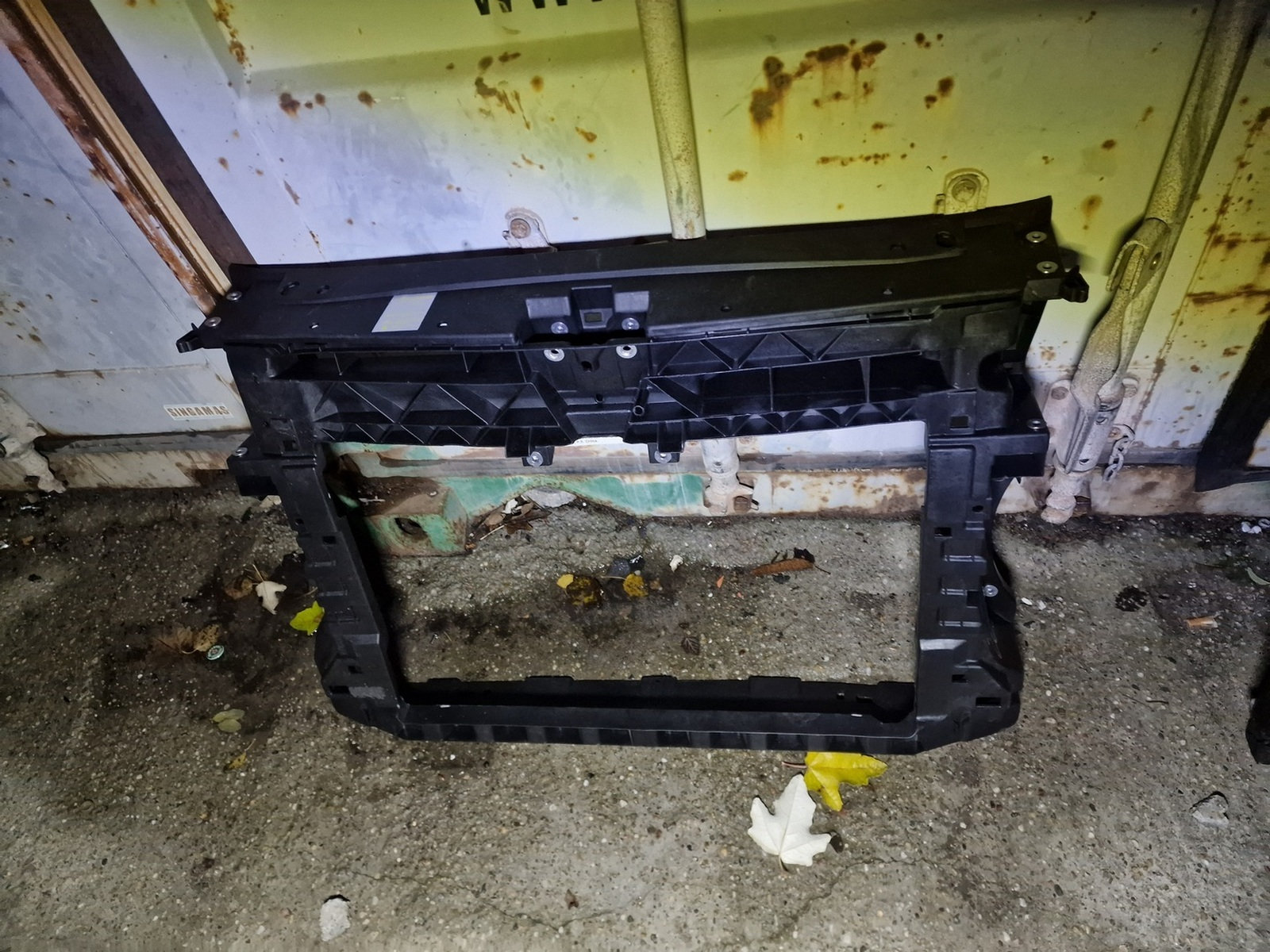 Foto von VW Caddy IV  Schlossträger Frontmaske  für VW Bus Ersatzteil