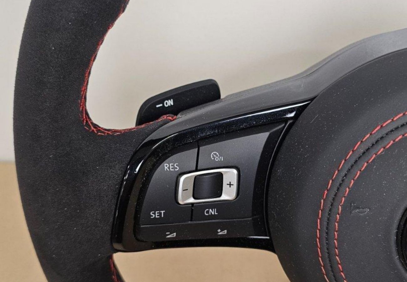 VW Golf 7 7.5 Sportlenkrad Alcantara mit roter Naht und schwarzem Logo inklusive Airbag